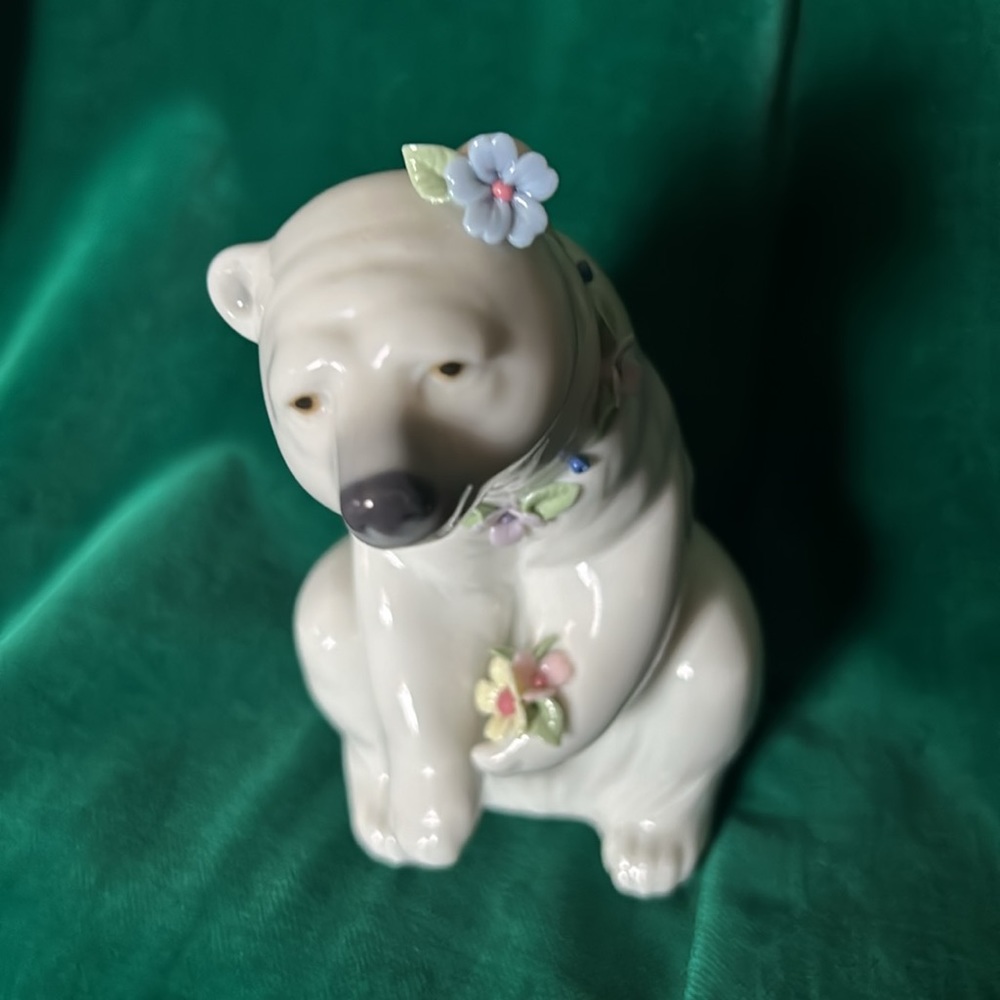 LLADRO RESTING POLAR BEAR WITH FLOWERS #6355-G - Picture 10 of 10